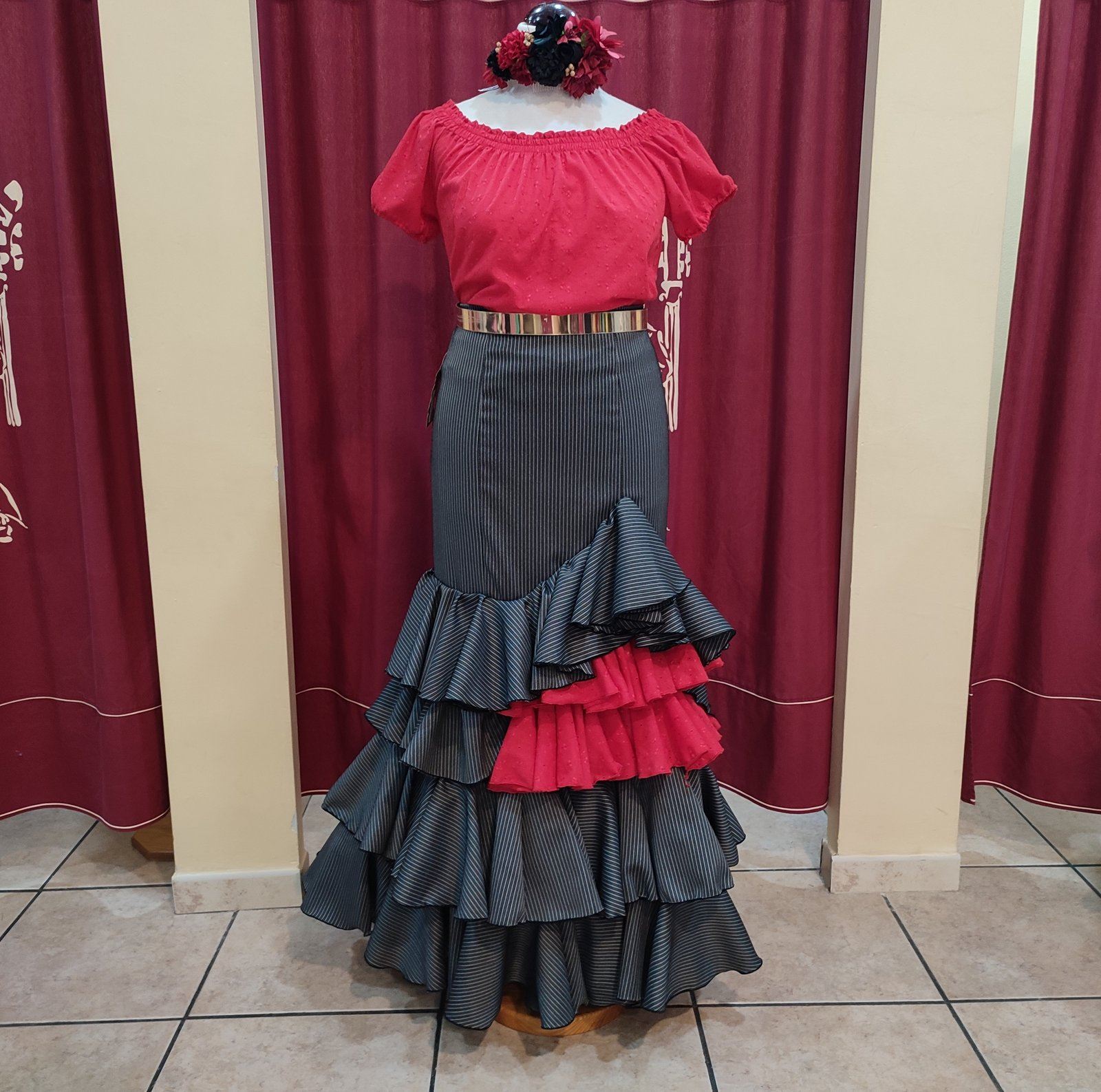 Falda Flamenca Campera Mujer - Modelo ANGY Raya gris-Perforado Rojo -  PEDROCHE GITANA