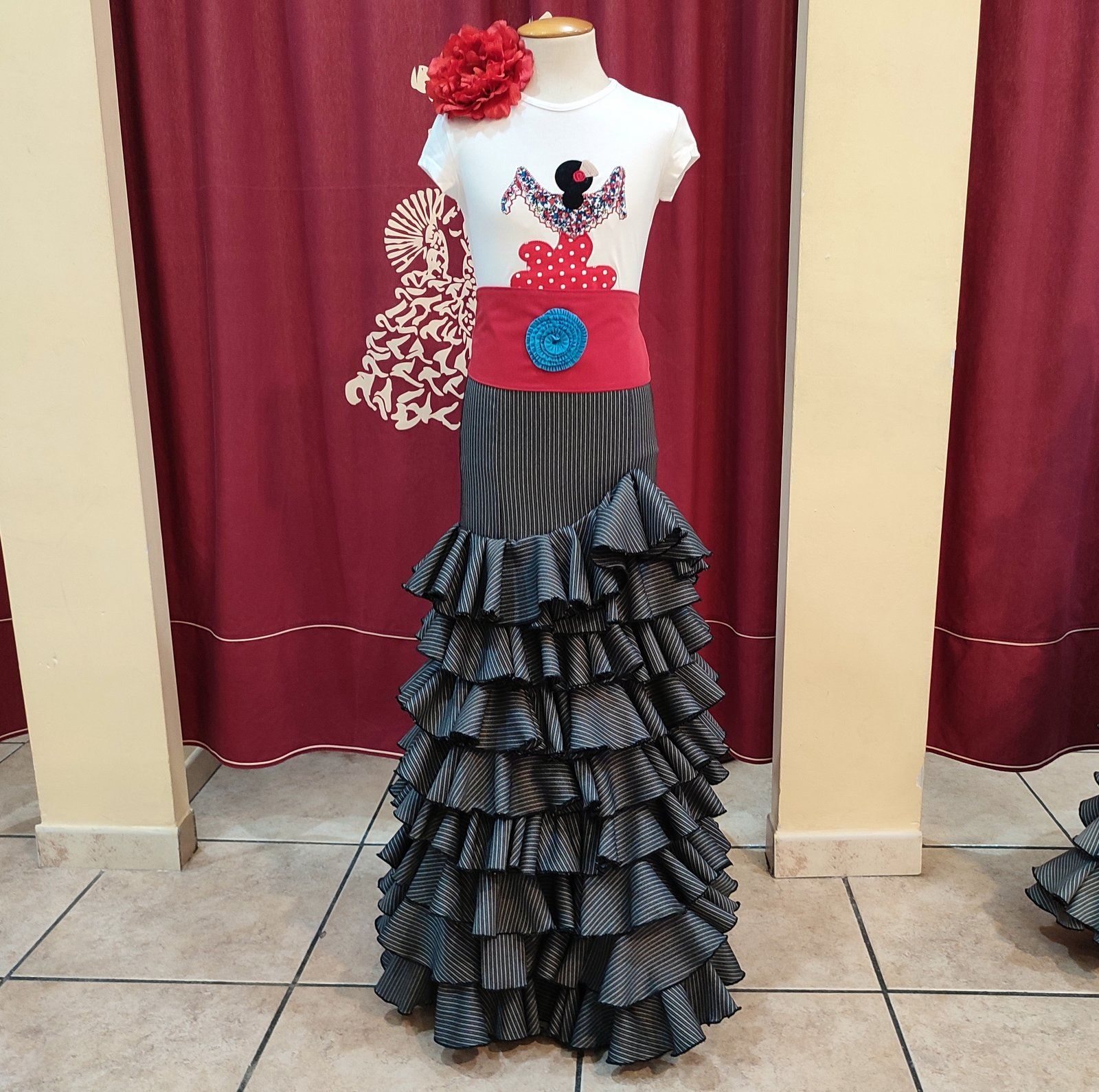 Falda Flamenca Campera Mujer - Modelo ANGY Raya gris-Perforado Rojo -  PEDROCHE GITANA