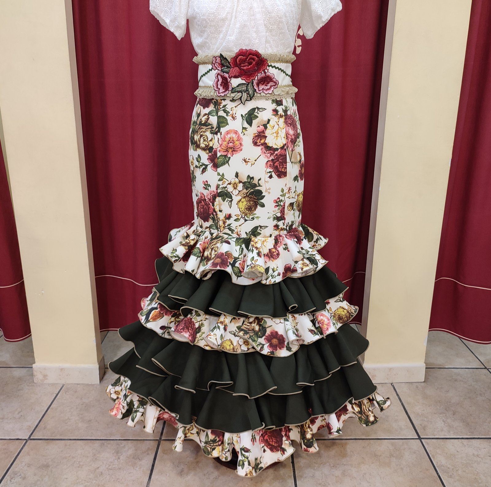 Falda flamenca estampada de rosas con 5 volantes - F-EST-ROSAS