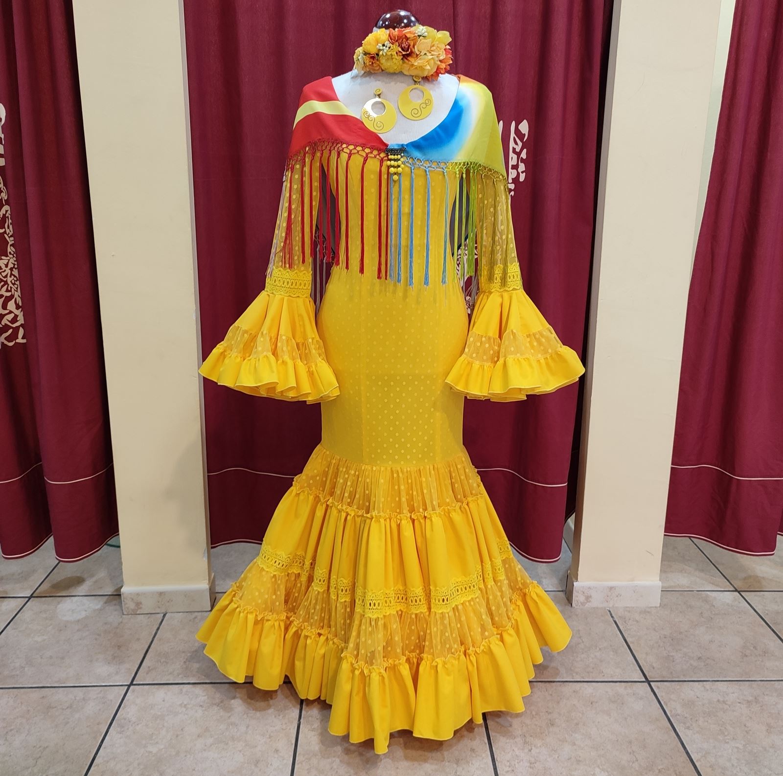 cuerda Manía Intestinos Vestido de Flamenca. Modelo Ecija. Plumeti Amarillo. PEDROCHE GITANA Y  FLAMENCO.