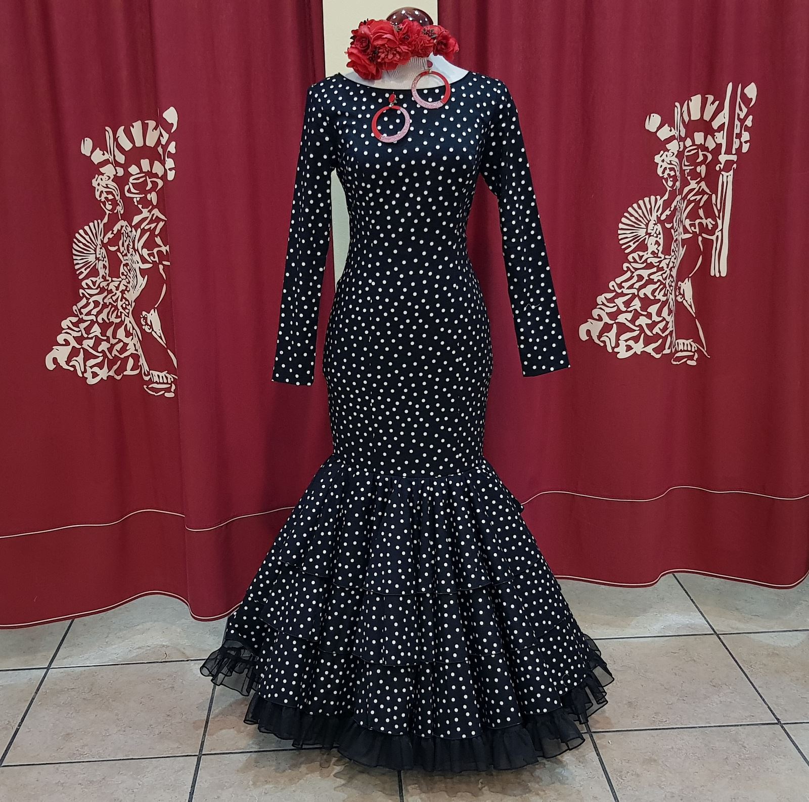 Traje flamenca mujer. Blanco, negro, rojo y más