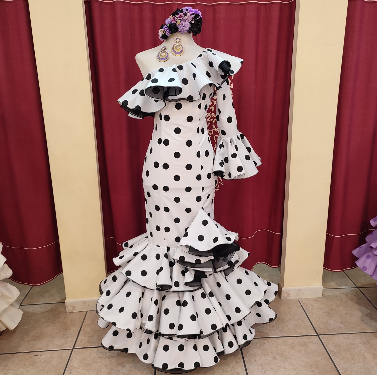 Vestido Flamenca Modelo Montoro Asimetrico Blanco Lunar Negro