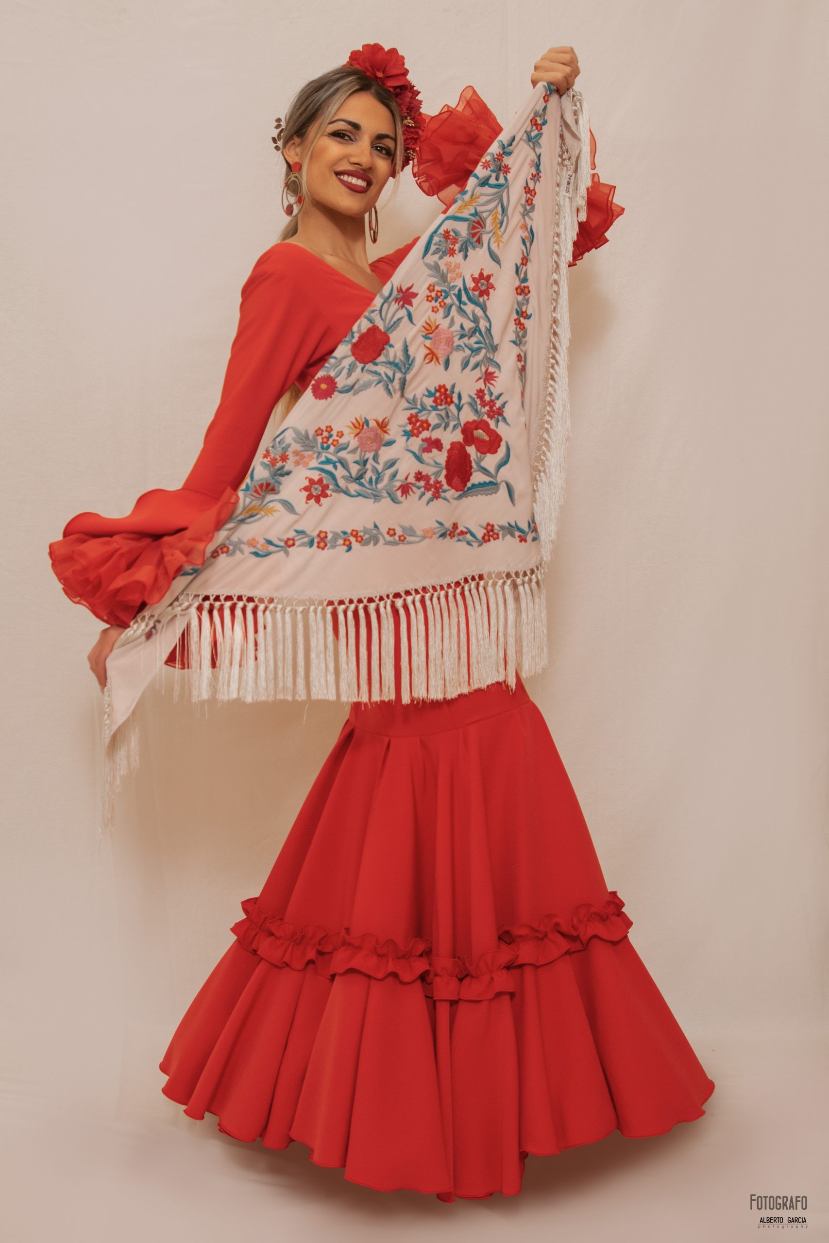 Mantones de flamenca. Mantones bordados, plumetis y crespon.