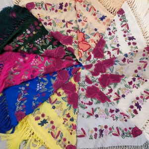 Manton Bordado CRIS Tres Rosas Silvestre