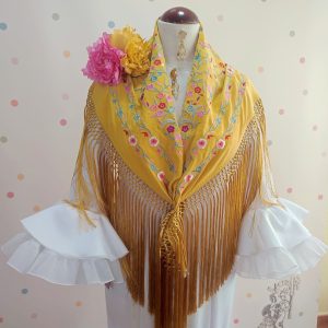 Manton Bordado CRIS Floresitas Fleco Largo